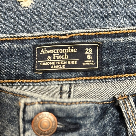 A&F Distressed Blue Jeans - Picture 6 of 6